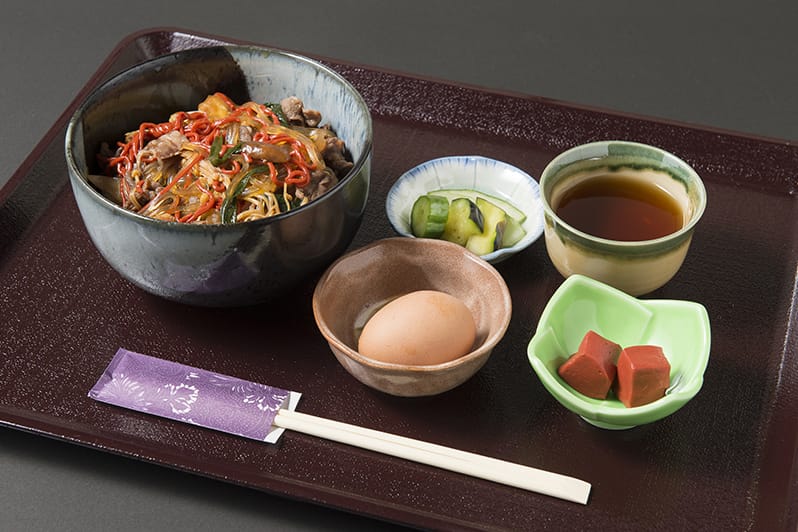 近江牛すきやき丼 1,600円(税抜)